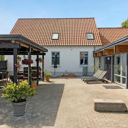 Ten-bedroom Holiday In Vaggerlose * Bøtø By