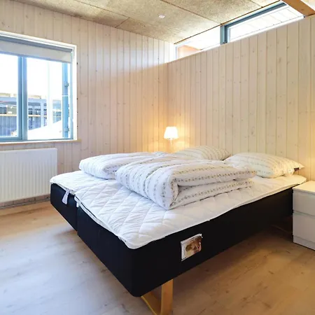 Ten-bedroom Holiday In Vaggerlose * Bøtø By